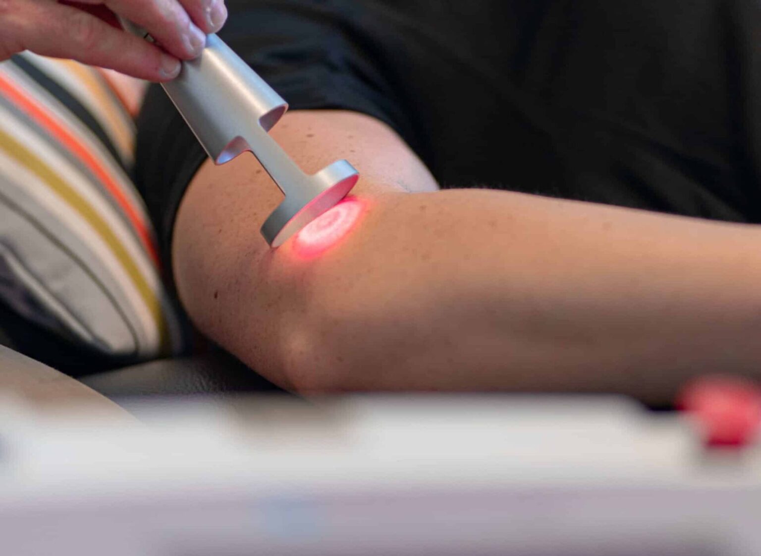 billede af en person som får laserbehandling hos fyskolding